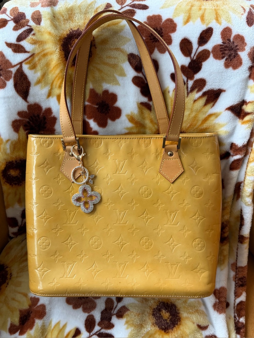 Authentic Louis Vuitton Hampton Yellow Vernis hand bag Tote w/unbranded keychain